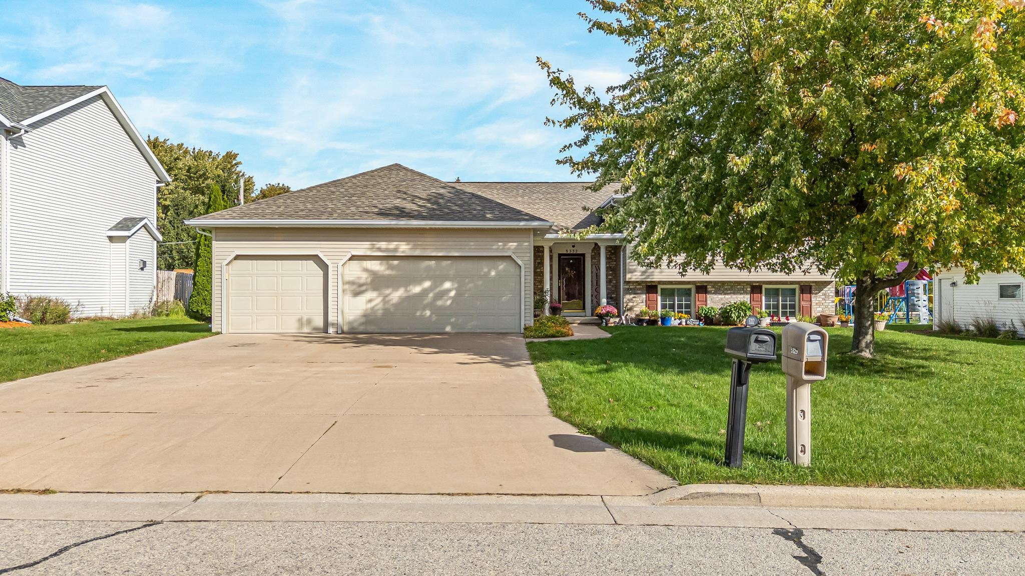 5332 W PLEASANT Way property preview photograph