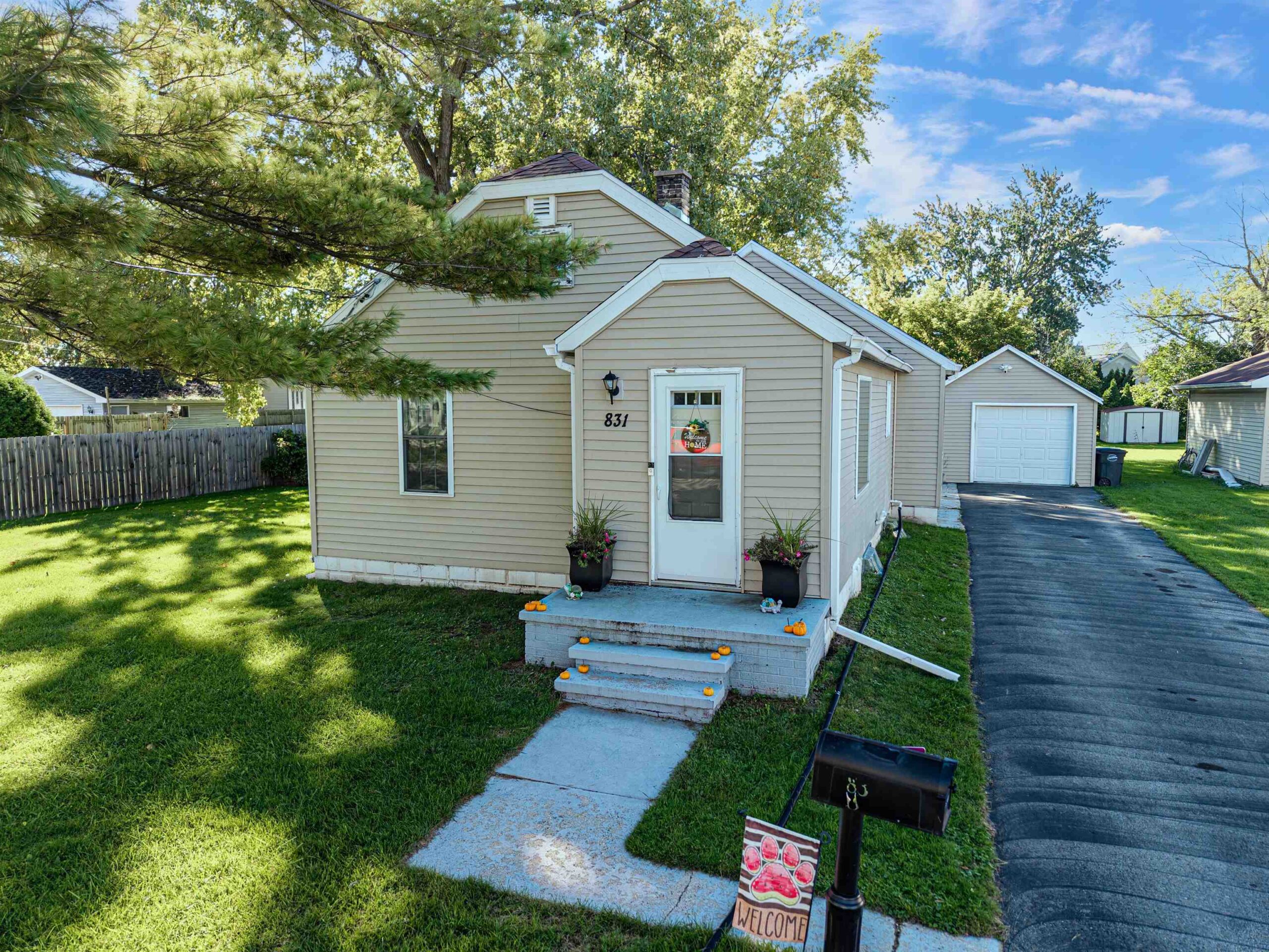831 W GROVE Street property preview photograph