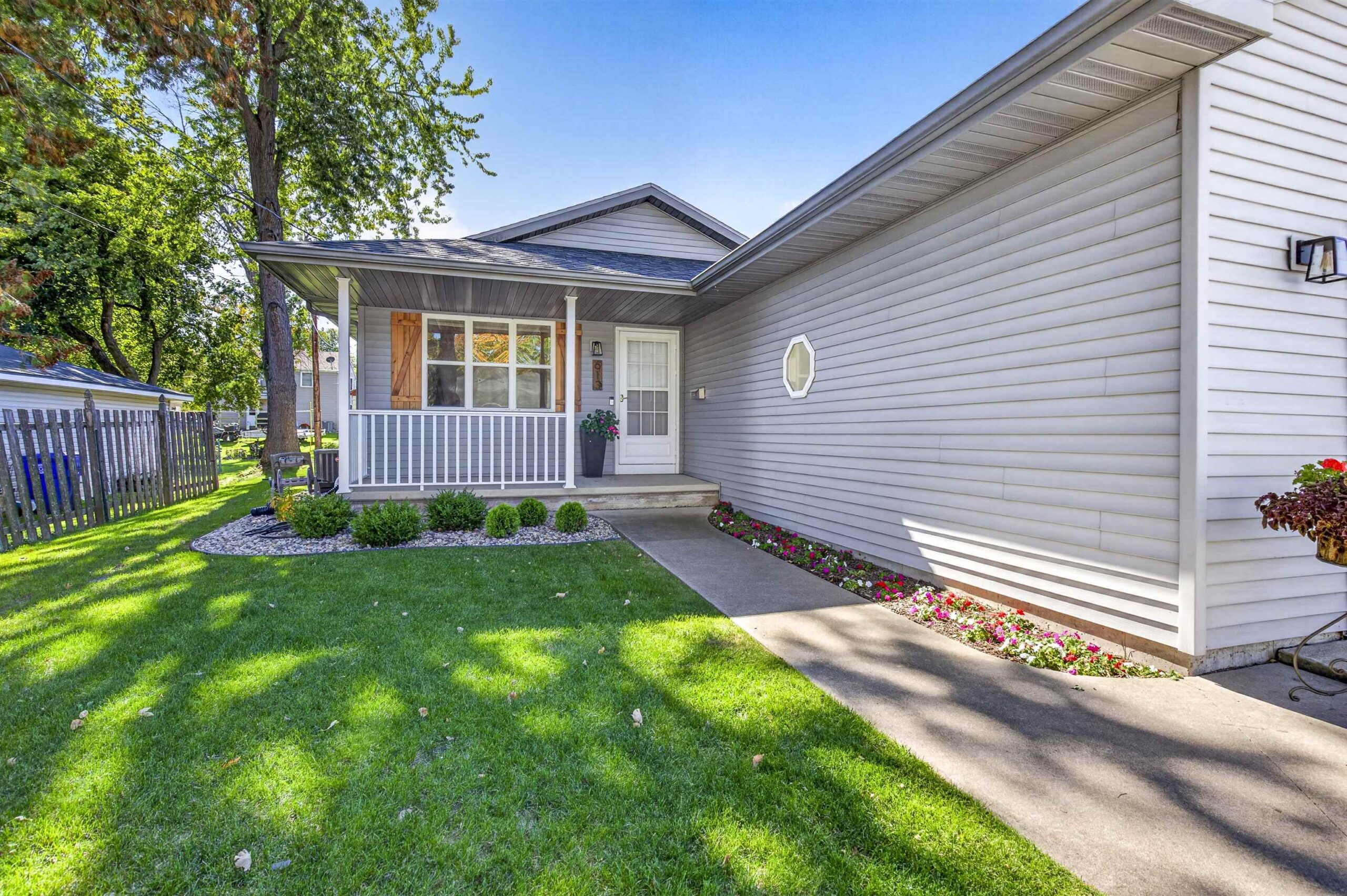 613 W 9TH Street property preview photograph