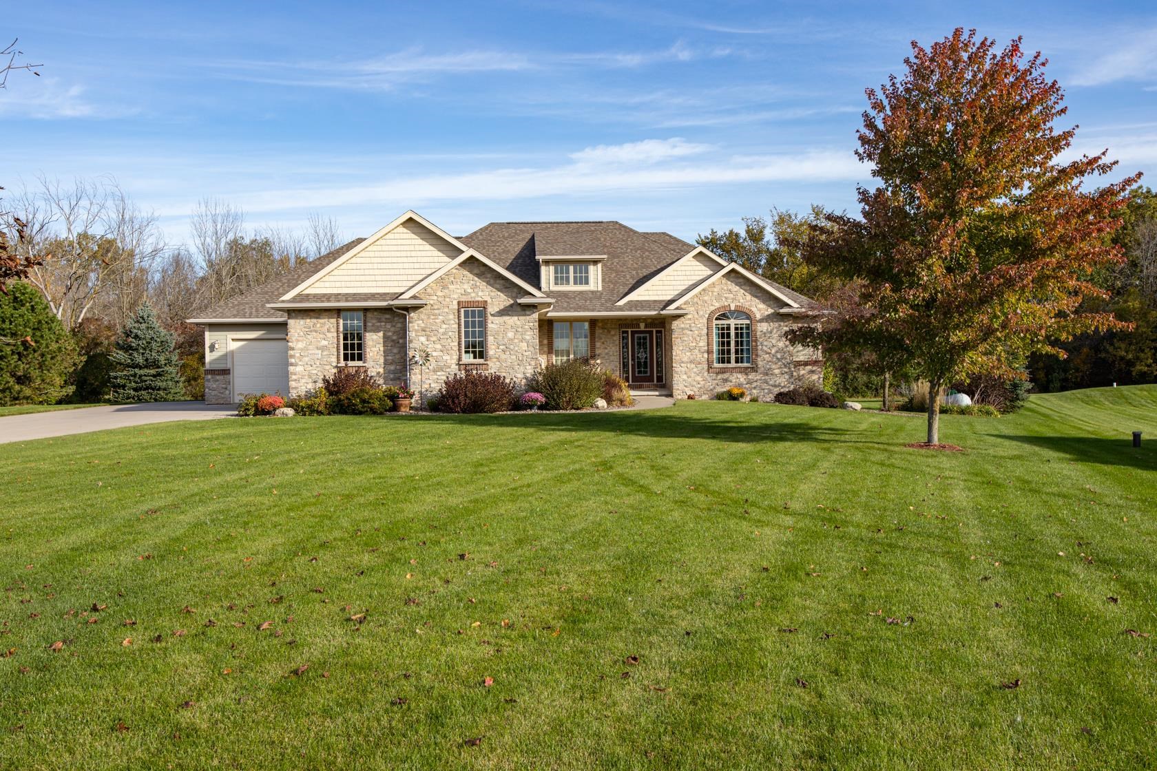 W2244 SECLUDED Court property preview photograph