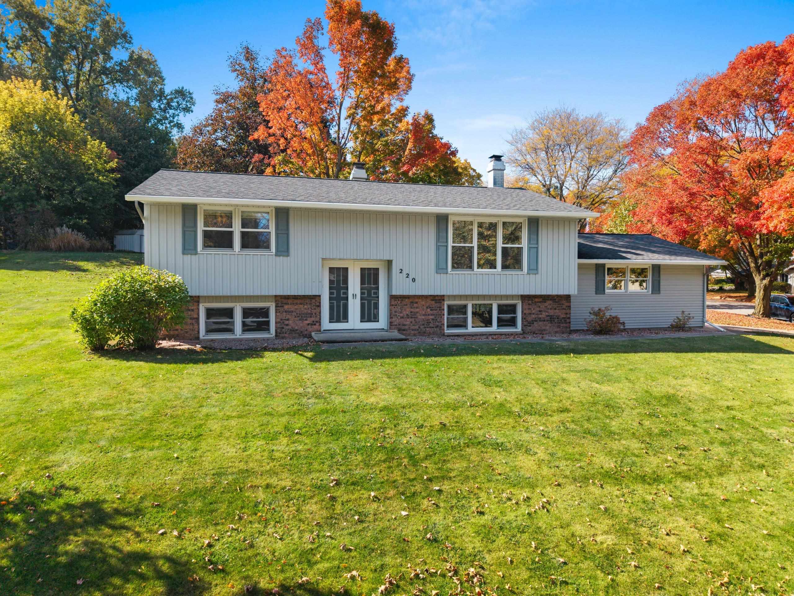 220 CLIFFVIEW Drive property preview photograph