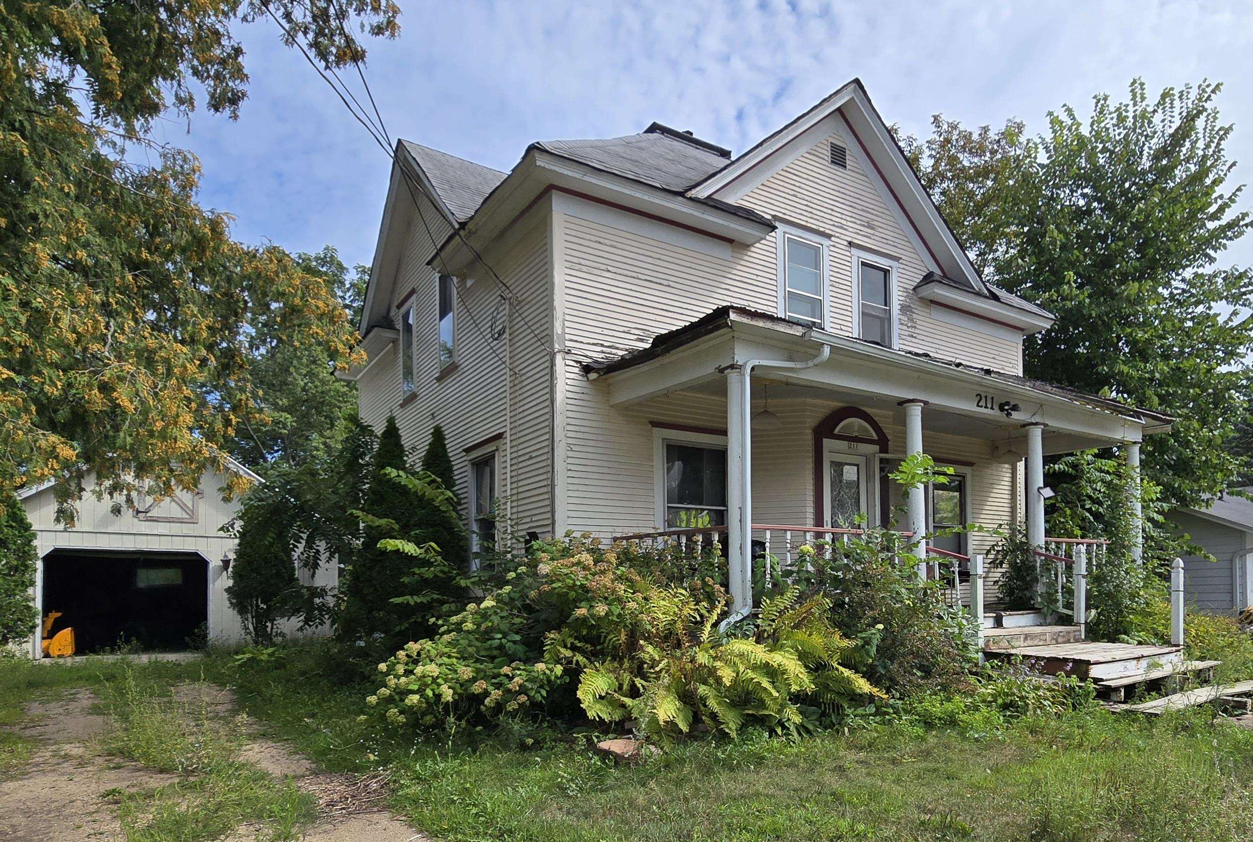 211 S WAUPACA Street property preview photograph