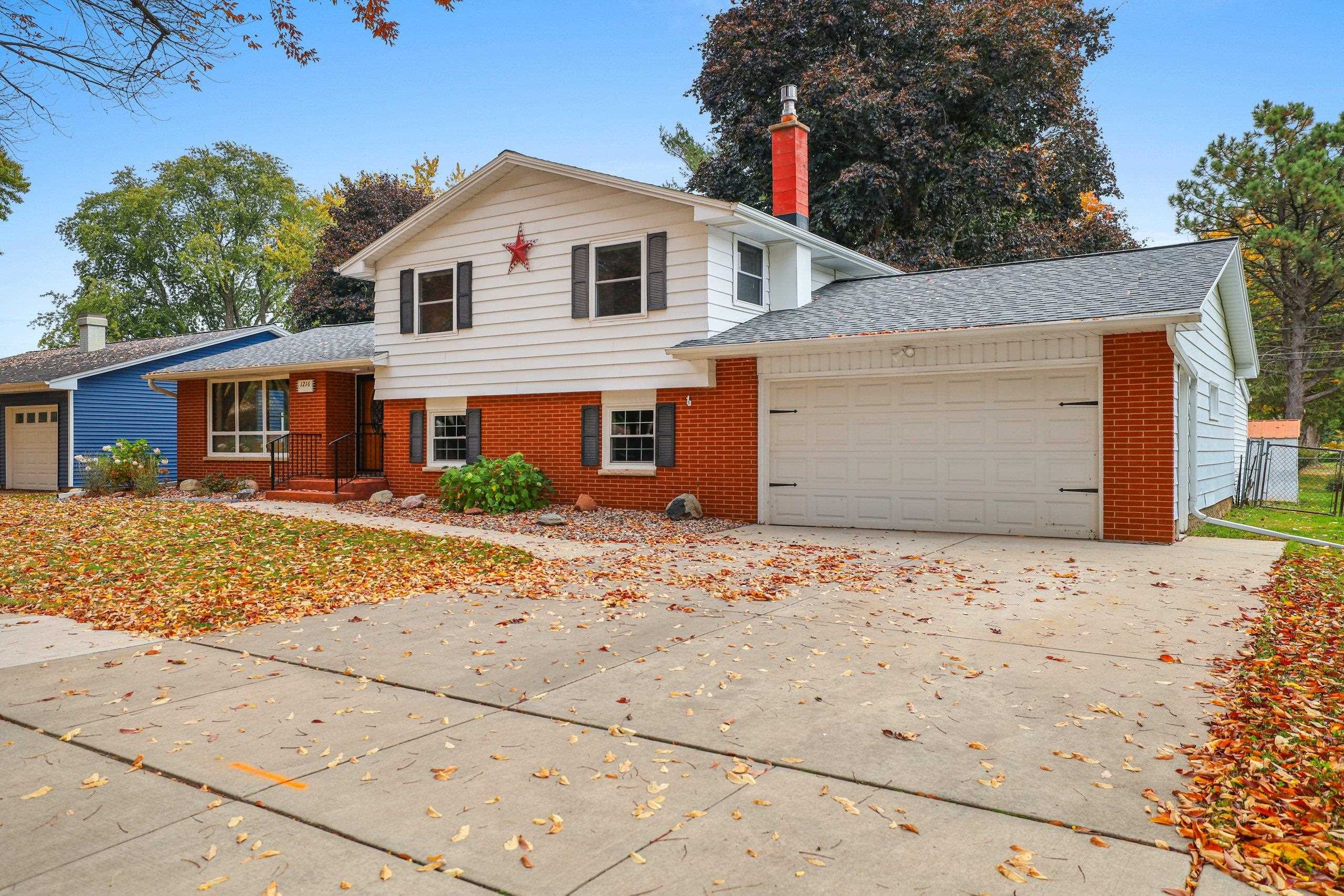 1216 ROYAL Boulevard property preview photograph