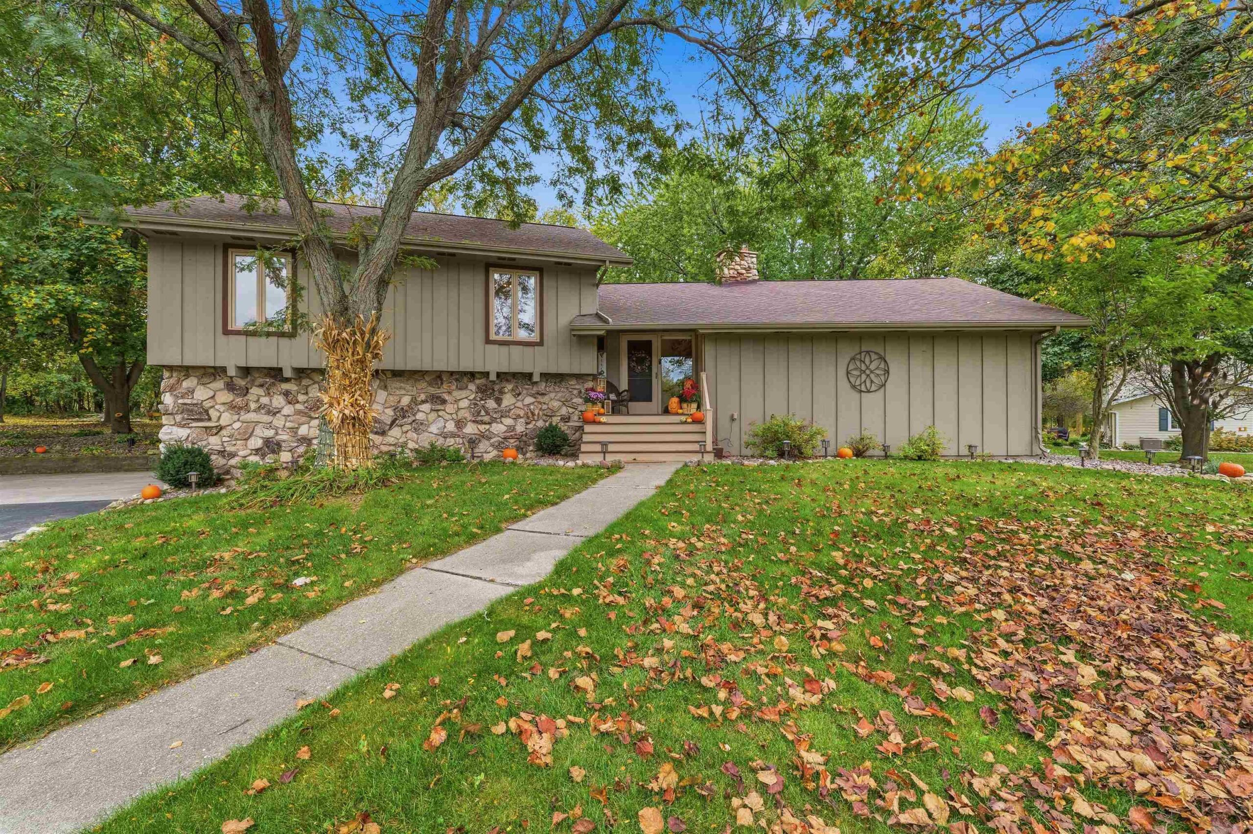 N7787 LEDGEVIEW SPRINGS Drive property preview photograph