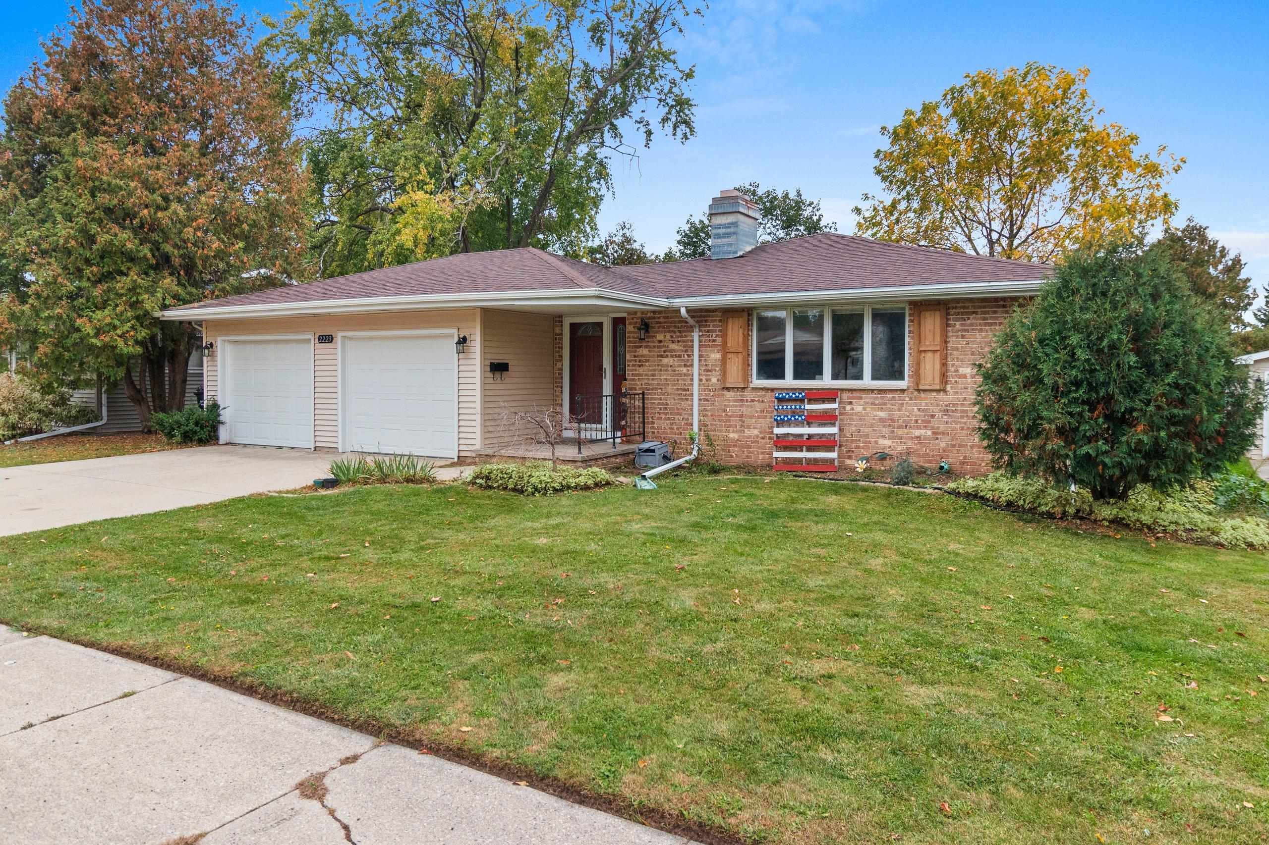 2223 N OUTAGAMIE Street property preview photograph