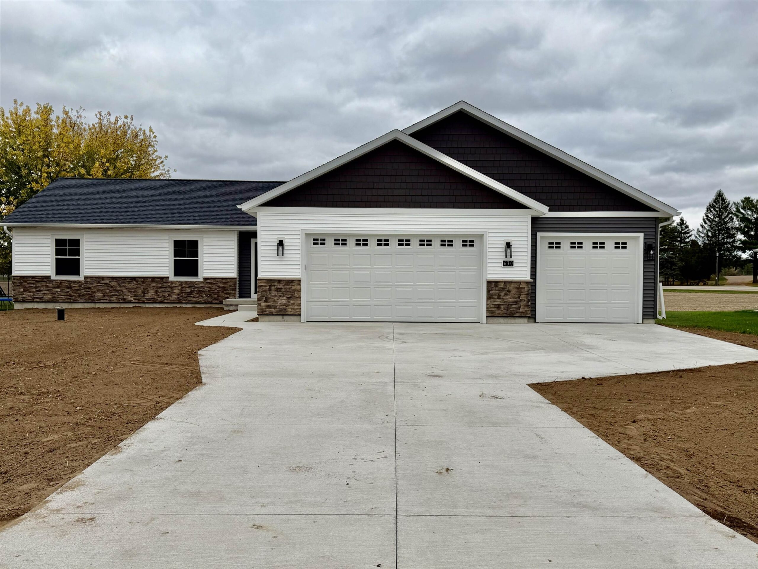 630 OAK Street property preview photograph