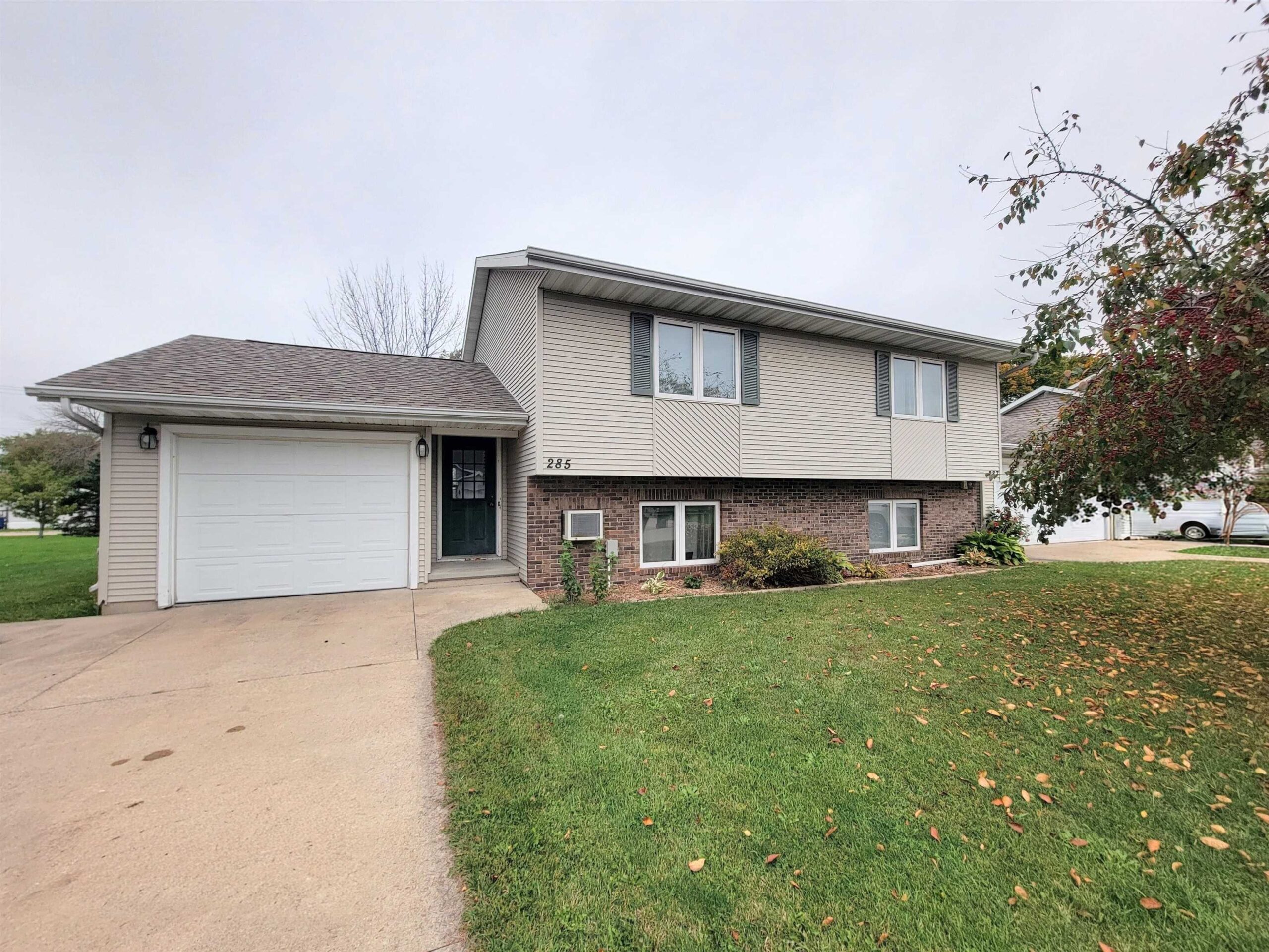 285 WINTERGREEN Drive property preview photograph