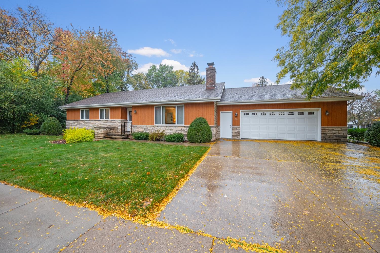 720 E MEADOW GROVE Boulevard property preview photograph