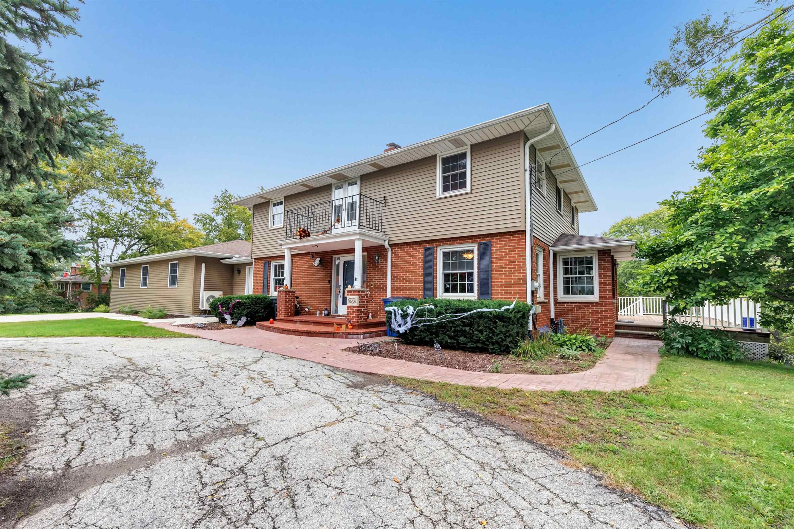 2839 S BROADWAY property preview photograph