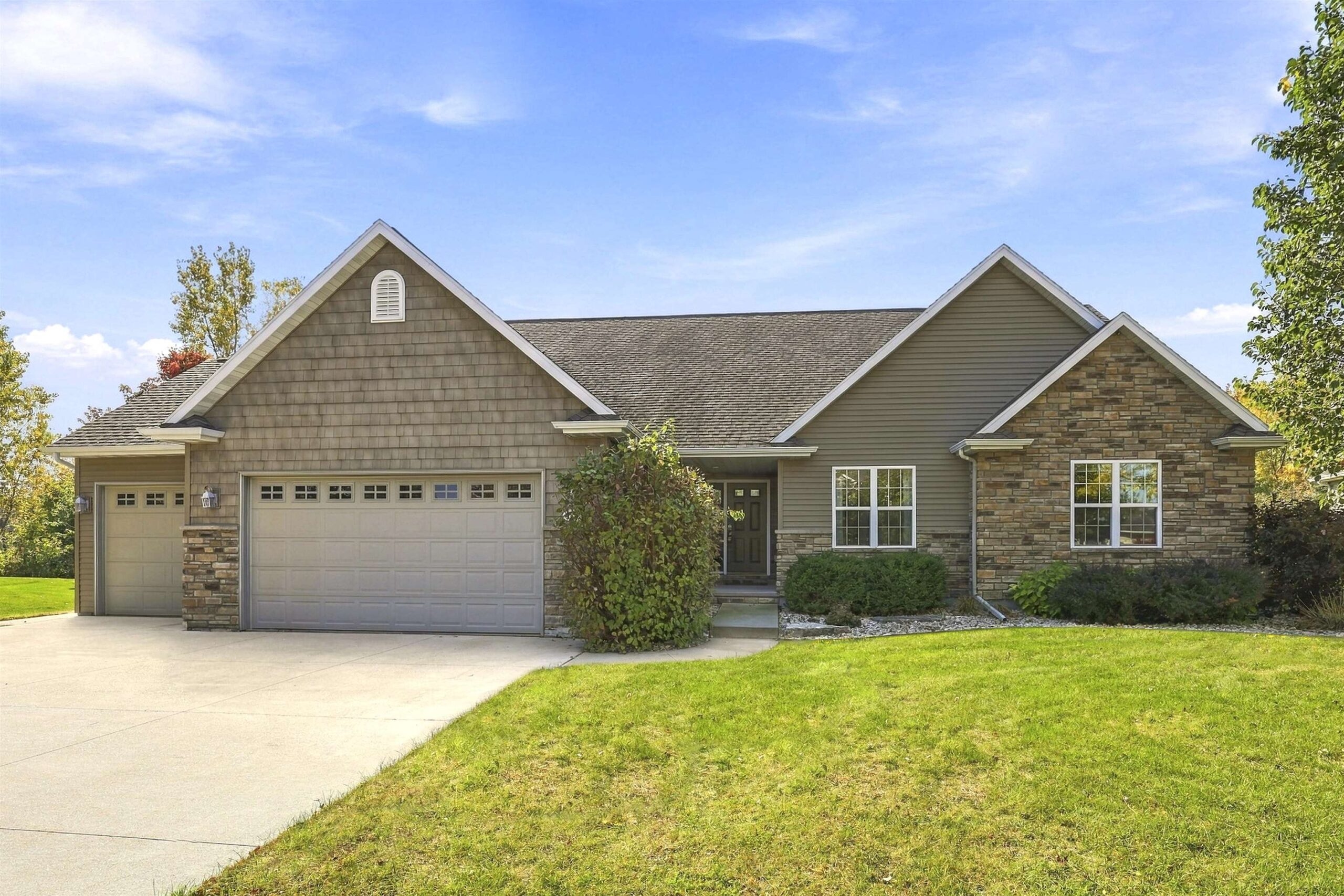 2701 E GLENHURST Lane property preview photograph