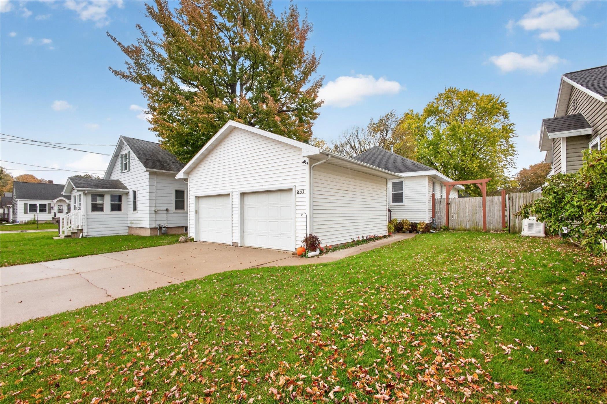 833 PHOEBE Street property preview photograph
