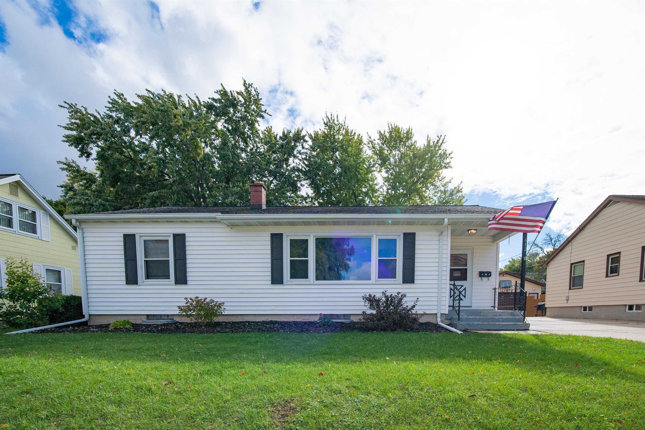 612 WESTERN Avenue property preview photograph