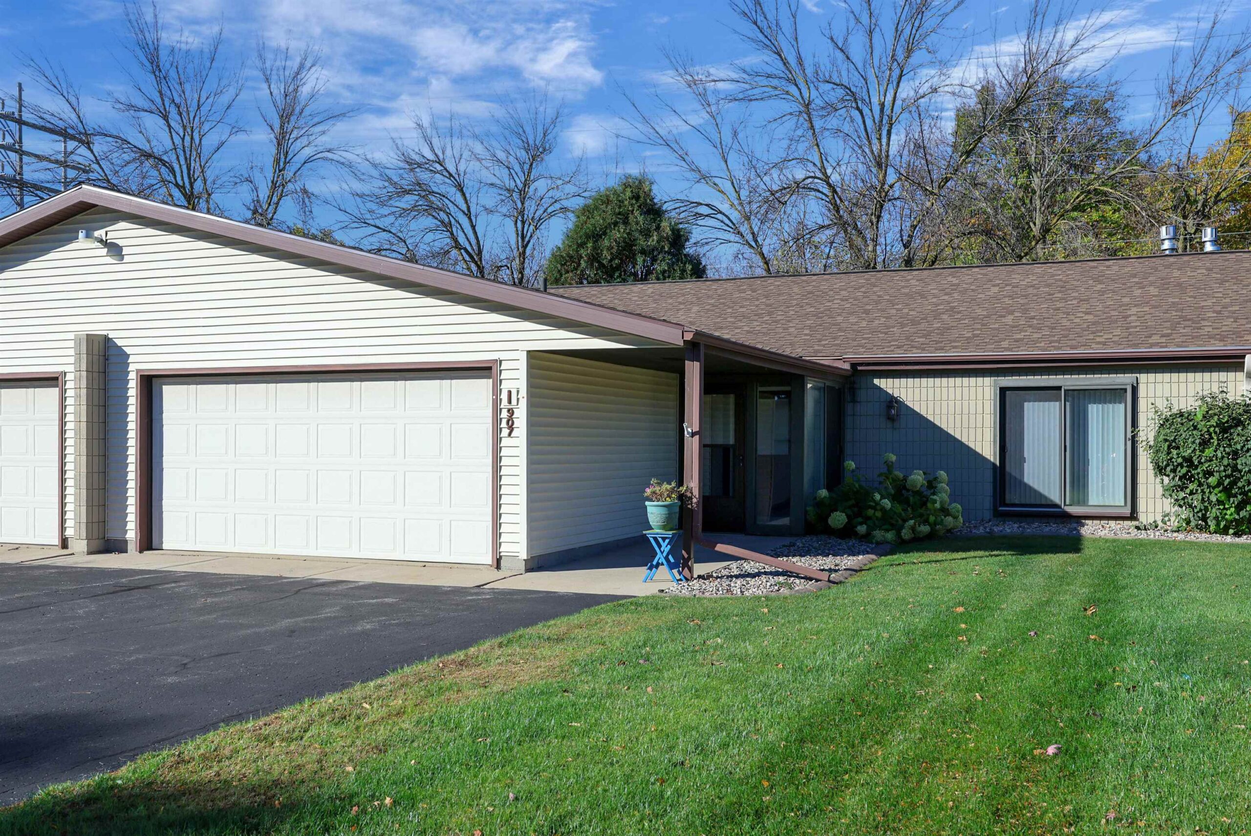 907 JACOBSEN Road property preview photograph