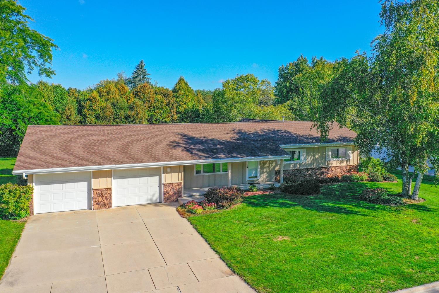231 E GLENBROOK Drive property preview photograph