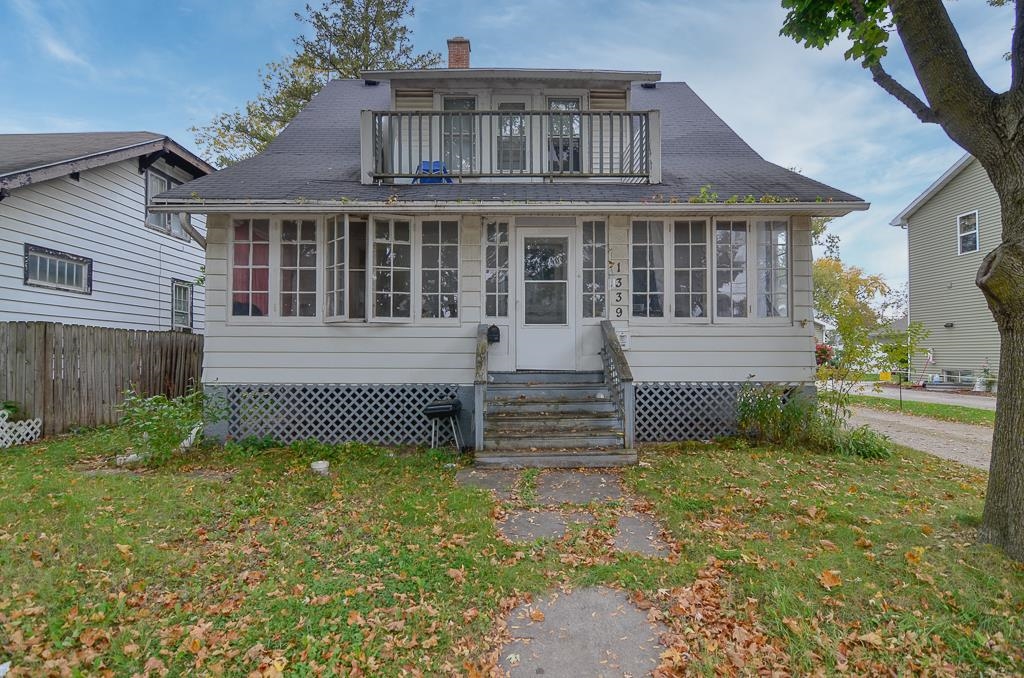 1339 E WALNUT Street property preview photograph