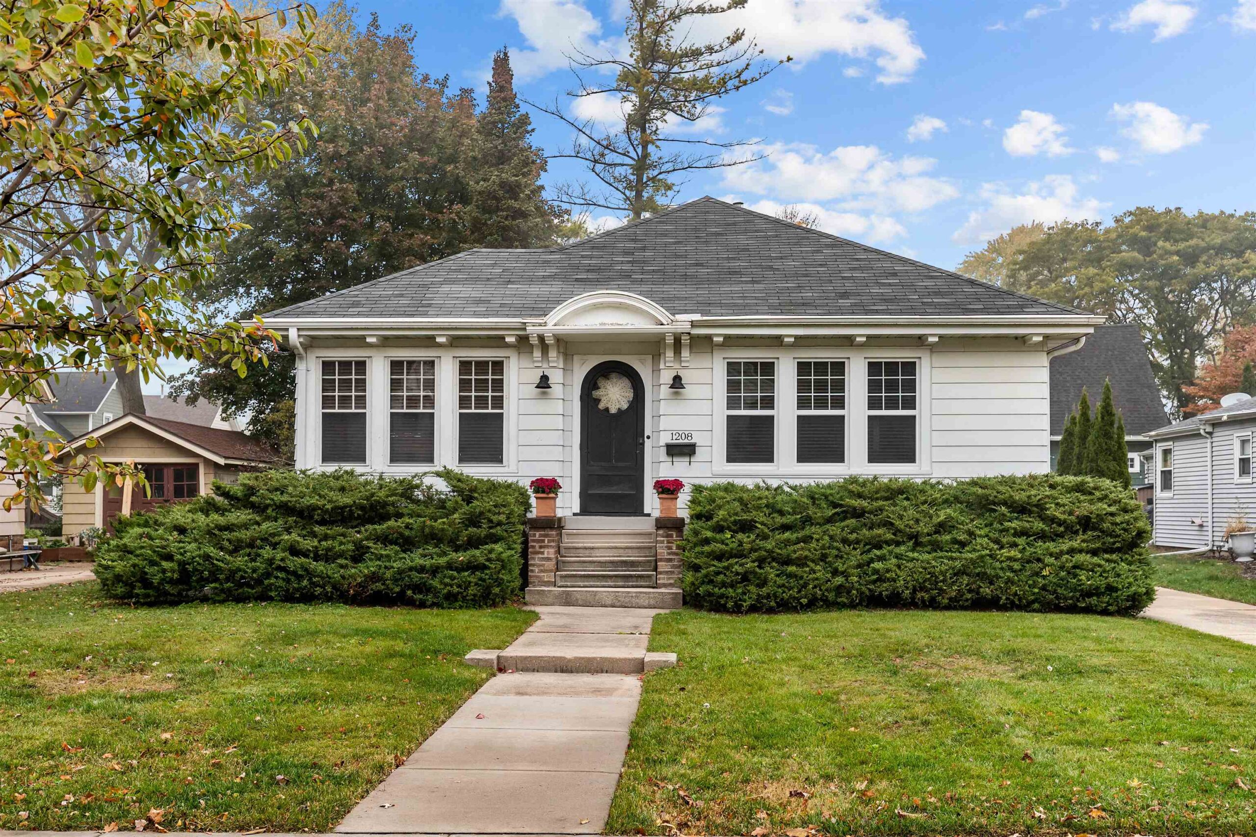 1208 W NEW YORK Avenue property preview photograph