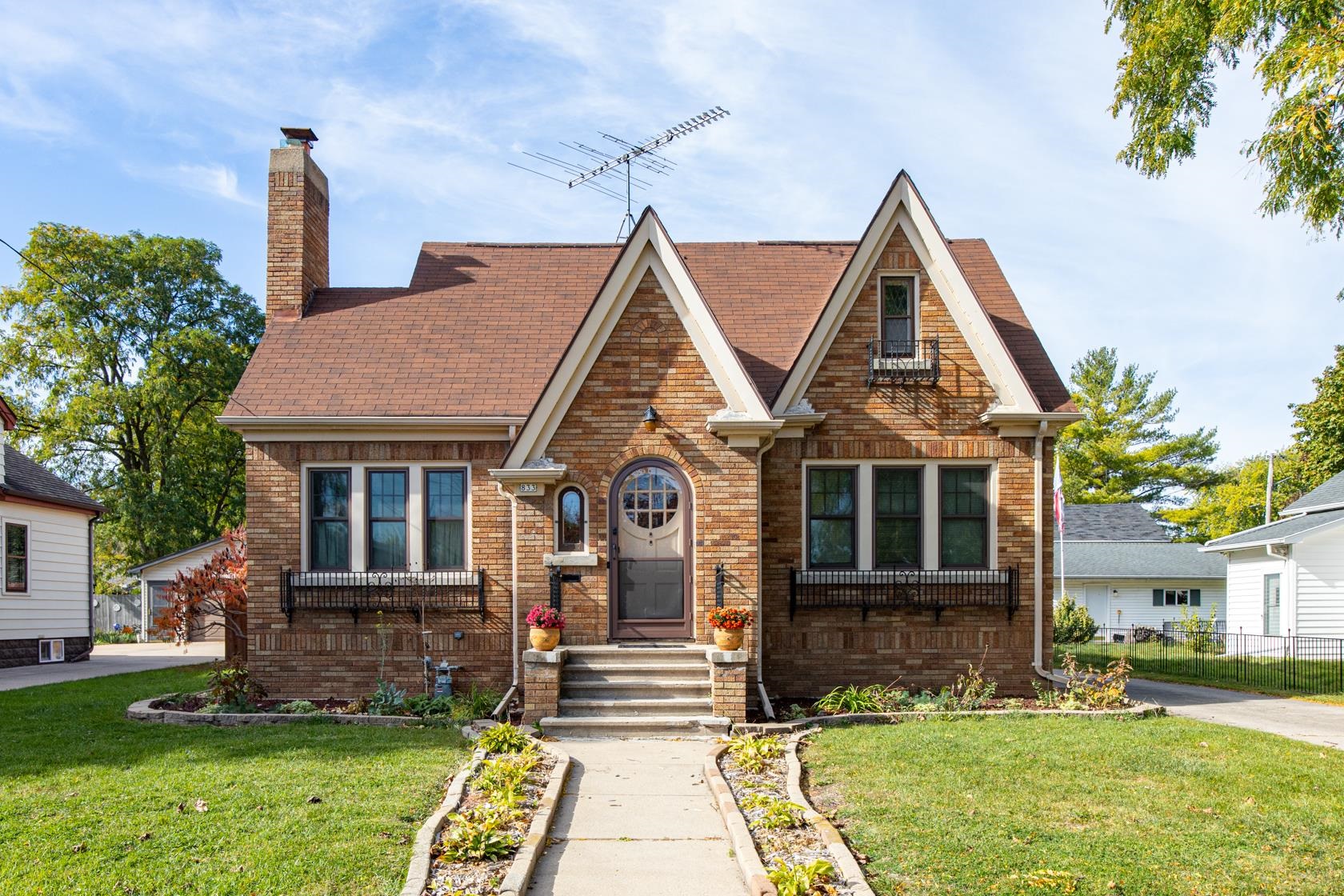 833 EASTMAN Street property preview photograph