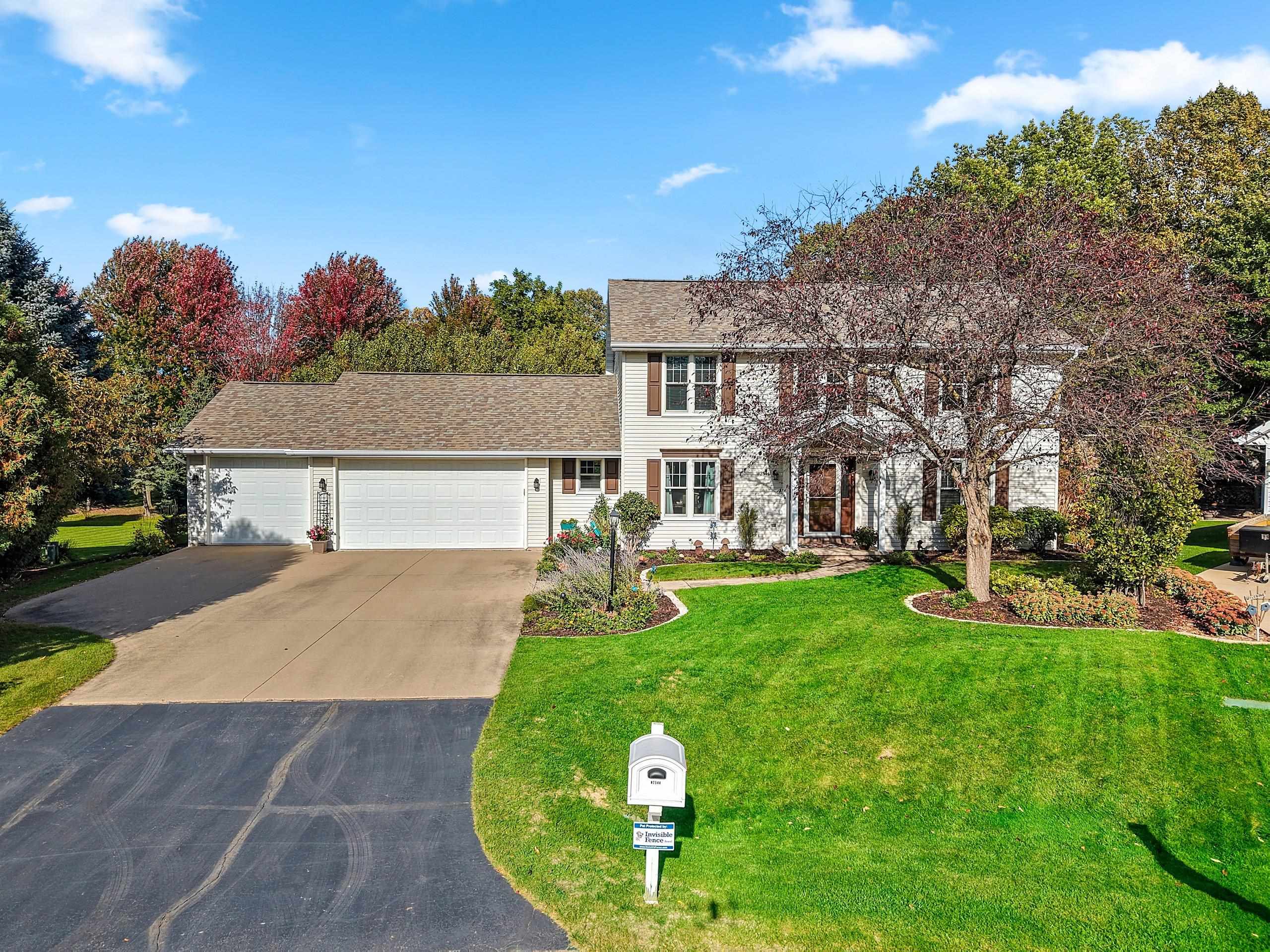 W2544 BROOKMEADOW Court property preview photograph
