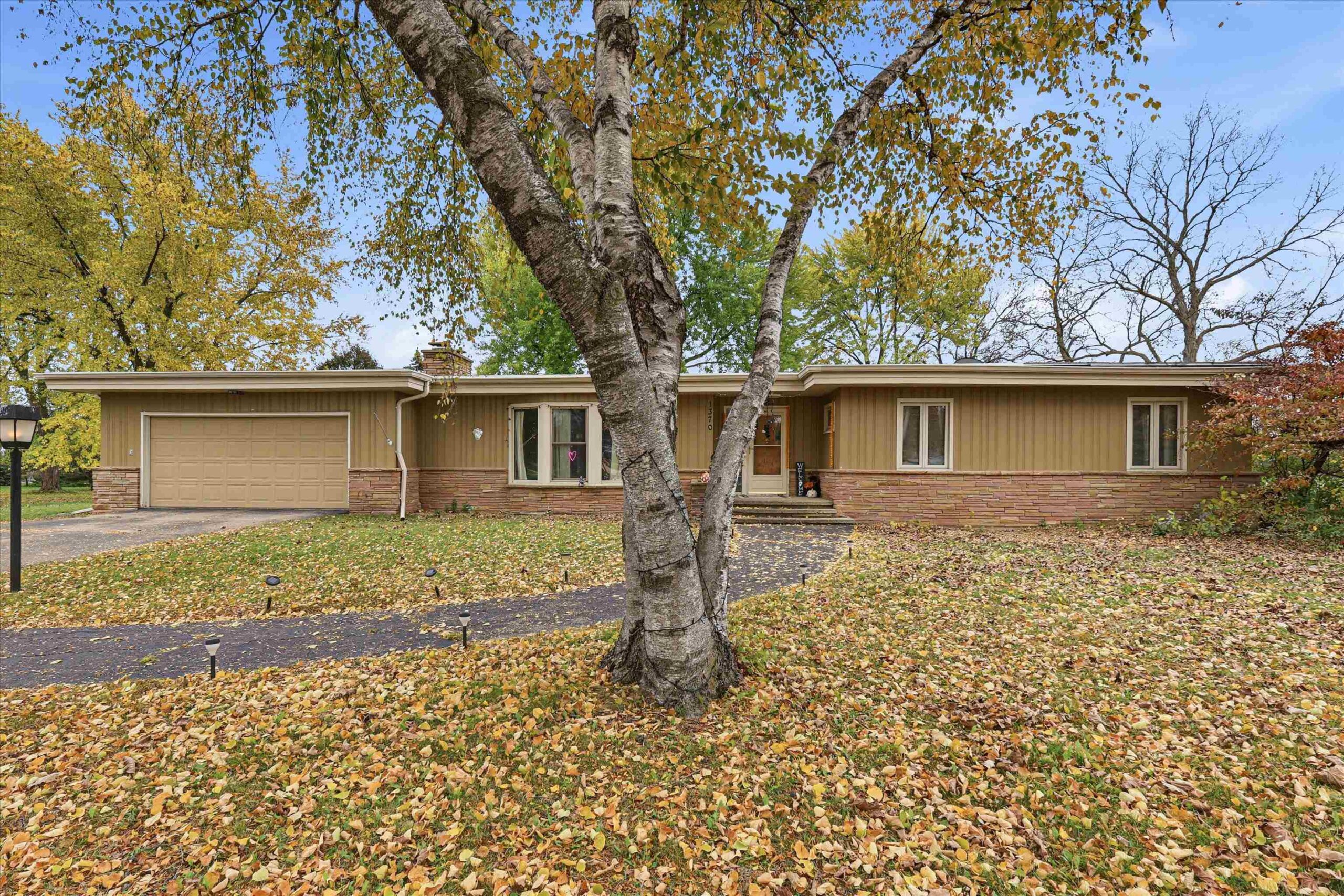 1370 BREEZEWOOD Lane property preview photograph