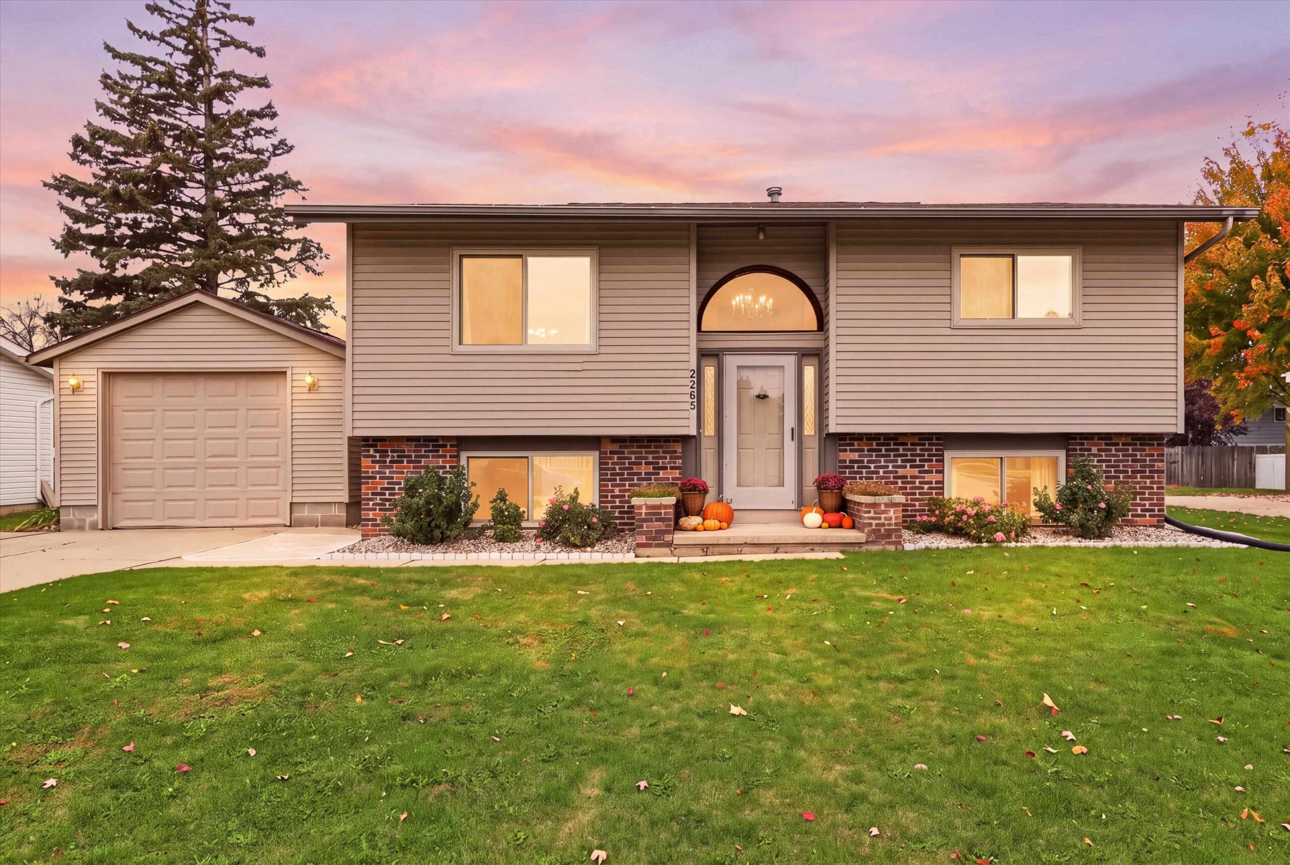2263 HENRY Street property preview photograph