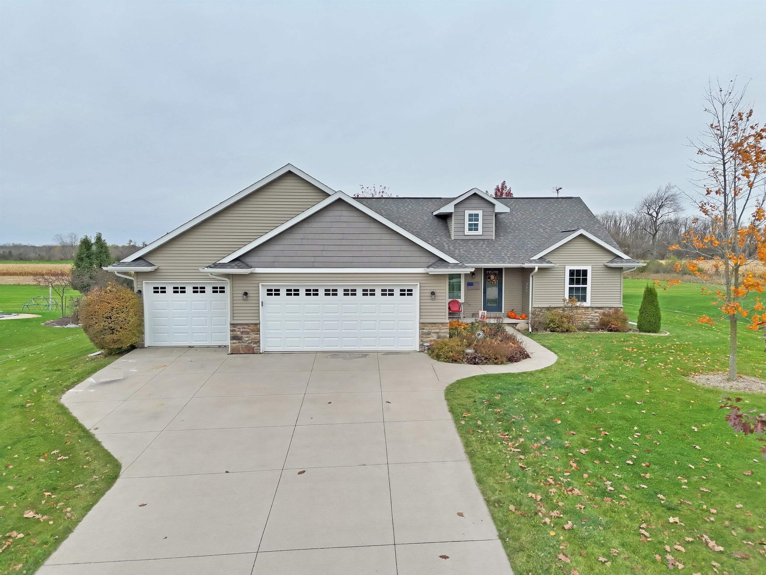 N2290 NORTHMONT Drive property preview photograph